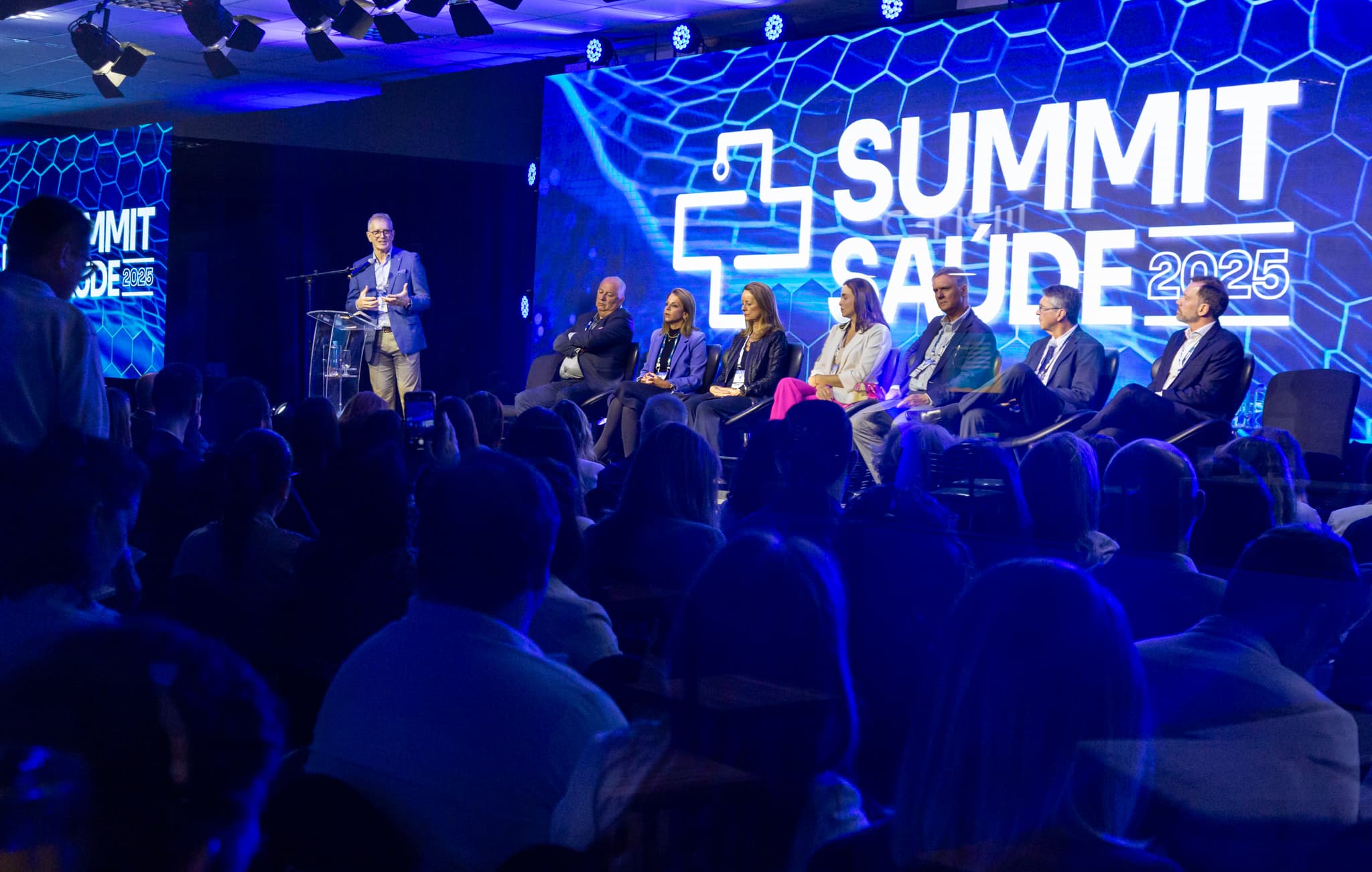 Painel no palco principal